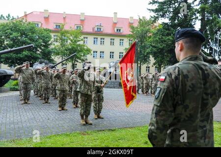 Il 53esimo controllo del movimento Battaglione comando Sgt. Il Major LaVaughn Brown si trova davanti ai suoi soldati mentre salutano durante la cerimonia di trasferimento dell'autorità a Żagań, Polonia, il 14 luglio 2021. Il 53a ha terminato una rotazione di nove mesi verso la Polonia a sostegno della risoluzione atlantica. Attraverso una formazione bilaterale, congiunta e multinazionale, Atlantic Resolve costruisce la disponibilità, aumenta l'interoperabilità e rafforza il legame tra i militari alleati e partner. Foto Stock