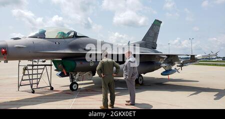 Il 180esimo Comandante dell'ala dei combattenti, col. Michael DiDio discute le capacità di combattimento del Falcon dei combattenti F-16 con il sig. Wade Kapszukiewicz, sindaco di Toledo, durante una visita all'ala 14 luglio 2021. Il 180FW è l'unica ala da combattimento F-16 nello stato dell'Ohio, la cui missione è quella di provvedere all'America; la protezione della patria, il potere di combattimento efficace e il sostegno alla difesa alle autorità civili, sviluppando Airmen, sostenendo le loro famiglie e servendo nella nostra comunità. Foto Stock