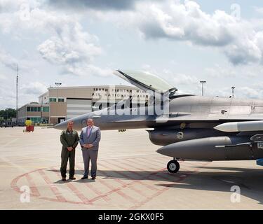 Il 180esimo Comandante dell'ala dei Fighter, il col. Michael DiDio e il Sig. Wade Kapszukiewicz, sindaco di Toledo, si fermano per scattare delle foto durante la visita del Sindaco all'ala il 14 luglio 2021. Il 180FW è l'unica ala da combattimento F-16 nello stato dell'Ohio, la cui missione è quella di provvedere all'America; la protezione della patria, il potere di combattimento efficace e il sostegno alla difesa alle autorità civili, sviluppando Airmen, sostenendo le loro famiglie e servendo nella nostra comunità. Foto Stock