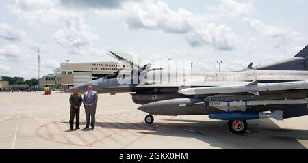 Il 180esimo Comandante dell'ala dei Fighter, il col. Michael DiDio e il Sig. Wade Kapszukiewicz, sindaco di Toledo, si fermano per scattare delle foto durante la visita del Sindaco all'ala il 14 luglio 2021. Il 180FW è l'unica ala da combattimento F-16 nello stato dell'Ohio, la cui missione è quella di provvedere all'America; la protezione della patria, il potere di combattimento efficace e il sostegno alla difesa alle autorità civili, sviluppando Airmen, sostenendo le loro famiglie e servendo nella nostra comunità. Foto Stock