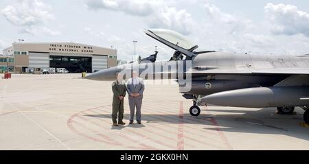 Il 180esimo Comandante dell'ala dei Fighter, il col. Michael DiDio e il Sig. Wade Kapszukiewicz, sindaco di Toledo, si fermano per scattare delle foto durante la visita del Sindaco all'ala il 14 luglio 2021. Il 180FW è l'unica ala da combattimento F-16 nello stato dell'Ohio, la cui missione è quella di provvedere all'America; la protezione della patria, il potere di combattimento efficace e il sostegno alla difesa alle autorità civili, sviluppando Airmen, sostenendo le loro famiglie e servendo nella nostra comunità. Foto Stock