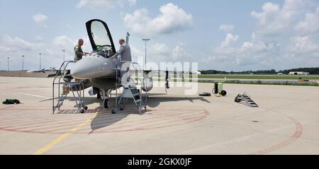 Il 180esimo Comandante dell'ala dei combattenti, col. Michael DiDio discute le capacità di combattimento del Falcon dei combattenti F-16 con il sig. Wade Kapszukiewicz, sindaco di Toledo, durante una visita all'ala 14 luglio 2021. Il 180FW è l'unica ala da combattimento F-16 nello stato dell'Ohio, la cui missione è quella di provvedere all'America; la protezione della patria, il potere di combattimento efficace e il sostegno alla difesa alle autorità civili, sviluppando Airmen, sostenendo le loro famiglie e servendo nella nostra comunità. Foto Stock