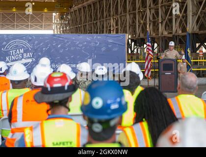 KINGS BAY, GA., (14 luglio 2021) ADM posteriore. John Spencer, comandante, Submarine Group Ten, consegna commenti durante una cerimonia di taglio del nastro di Resident Officer in Charge of Construction (ROICC), luglio 14, per dare il via alla seconda fase di costruzione per il progetto di ricapitalizzazione di Kings Bay Dry Dock Naval Submarine base. Naval Facilities Engineering Systems Command Southeast ha aggiudicato il contratto di fase B da 359.7 milioni di dollari l'8 gennaio 2020 ed è previsto che venga completato entro il 2022 ottobre. Il progetto di ricapitalizzazione di Kings Bay Dry Dock sosterrà direttamente la prossima generazione di missili balistici della Marina Foto Stock