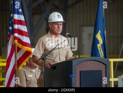 KINGS BAY, GA., (14 luglio 2021) ADM posteriore. John Spencer, comandante, Submarine Group Ten, consegna commenti durante una cerimonia di taglio del nastro di Resident Officer in Charge of Construction (ROICC), luglio 14, per dare il via alla seconda fase di costruzione per il progetto di ricapitalizzazione di Kings Bay Dry Dock Naval Submarine base. Naval Facilities Engineering Systems Command Southeast ha aggiudicato il contratto di fase B da 359.7 milioni di dollari l'8 gennaio 2020 ed è previsto che venga completato entro il 2022 ottobre. Il progetto di ricapitalizzazione di Kings Bay Dry Dock sosterrà direttamente la prossima generazione di missili balistici della Marina Foto Stock