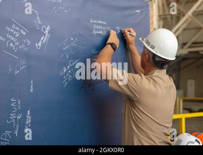 KINGS BAY, GA., (14 luglio 2021) ADM posteriore. John Spencer, comandante del gruppo sottomarino Ten, firma il suo nome su un banner a seguito di una cerimonia di taglio del nastro di Resident Officer in Charge of Construction (ROICC), il 14 luglio, per dare il via alla seconda fase di costruzione per il progetto di ricapitalizzazione del sottomarino navale base Kings Bay Dry Dock. Naval Facilities Engineering Systems Command Southeast ha aggiudicato il contratto di fase B da 359.7 milioni di dollari l'8 gennaio 2020 ed è previsto che venga completato entro il 2022 ottobre. Il progetto di ricapitalizzazione di Kings Bay Dry Dock supporterà direttamente la prossima generazione di palline della Marina Foto Stock