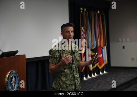 ADM posteriore. Charles W. Brown, Capo della Marina Information (CHINFO) parla al Simposio National Capital Region Mass Communication Specialist (MC) 14 luglio 2021 alla Defense Information School di Fort George G. Meade, MD. Il Simposio MC è stato un evento di due giorni incentrato sulla crescita professionale e sullo sviluppo del campo di comunicazione della Marina, che copre argomenti come la progressione della carriera, i processi di presentazione dei premi, la formazione continua, la documentazione più recente delle informazioni visive, i dettagli e il progresso. Foto Stock