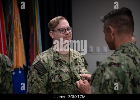 ADM posteriore. Charles W. Brown, Capo di informazioni della Marina (CHINFO) presenta lettere di frocking ai nuovi ufficiali di prima e seconda Classe Petty selezionati al Simposio di Specialista di comunicazione di massa della Regione capitale Nazionale (MC) 14 luglio 2021 alla Scuola di informazione di Difesa, Fort George G. Meade, MD. Il Simposio MC è stato un evento di due giorni incentrato sulla crescita professionale e sullo sviluppo del campo di comunicazione della Marina, che copre argomenti come la progressione della carriera, i processi di presentazione dei premi, la formazione continua, la documentazione più recente delle informazioni visive, i dettagli e il progresso. Foto Stock