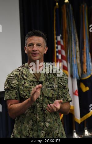 ADM posteriore. Charles W. Brown, Capo della Marina Information (CHINFO) parla al Simposio National Capital Region Mass Communication Specialist (MC) 14 luglio 2021 alla Defense Information School di Fort George G. Meade, MD. Il Simposio MC è stato un evento di due giorni incentrato sulla crescita professionale e sullo sviluppo del campo di comunicazione della Marina, che copre argomenti come la progressione della carriera, i processi di presentazione dei premi, la formazione continua, la documentazione più recente delle informazioni visive, i dettagli e il progresso. Foto Stock