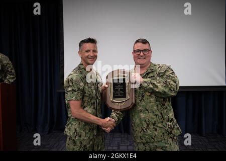 ADM posteriore. Charles W. Brown, Capo di informazioni della Marina (CHINFO) presenta lettere di frocking ai nuovi ufficiali di prima e seconda Classe Petty selezionati al Simposio di Specialista di comunicazione di massa della Regione capitale Nazionale (MC) 14 luglio 2021 alla Scuola di informazione di Difesa, Fort George G. Meade, MD. Il Simposio MC è stato un evento di due giorni incentrato sulla crescita professionale e sullo sviluppo del campo di comunicazione della Marina, che copre argomenti come la progressione della carriera, i processi di presentazione dei premi, la formazione continua, la documentazione più recente delle informazioni visive, i dettagli e il progresso. Foto Stock