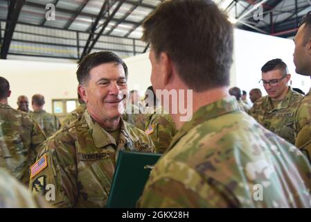 Il generale Brigadier Jonathan S. Hubbard, comandante del 184° comando di supporto, condivide un sorriso mentre premia un soldato per il suo duro lavoro durante la missione COVID alla cerimonia di premiazione COVID presso il Combat Readiness Training Center di Gulfport, Mississippi, il 14 luglio 2021. La Guardia Nazionale del Mississippi ha schierato oltre 1,700 guardiani per lavorare insieme a MSDH e MEMA per combattere la diffusione di COVID-19 durante la pandemia. Foto Stock