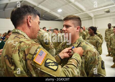 Il generale Brigadier Jonathan S. Hubbard, comandante del 184° comando di supporto, presenta la Medaglia Army Achievement a un soldato per il suo duro lavoro che protegge il Mississippi dal COVID-19 alla cerimonia di premiazione del COVID a McComb, Mississippi, il 14 luglio 2021. La Guardia Nazionale del Mississippi ha schierato oltre 1,700 guardiani per lavorare insieme a MSDH e MEMA per combattere la diffusione di COVID-19 durante la pandemia. Foto Stock