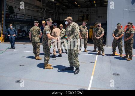 Il 19 ° Sergente maggiore del corpo Marino, Sgt. Maj. Troy E. Black, tours the USS Mesa Verde, Norfolk, va, 14 luglio 2021. Il Sergente maggiore del corpo Marino ha ricevuto un tour della nave dalla squadra di navi Marine. Il team Marine Ship costruisce l'integrazione tra il corpo Marino e la Marina per facilitare le operazioni in corso. Foto Stock