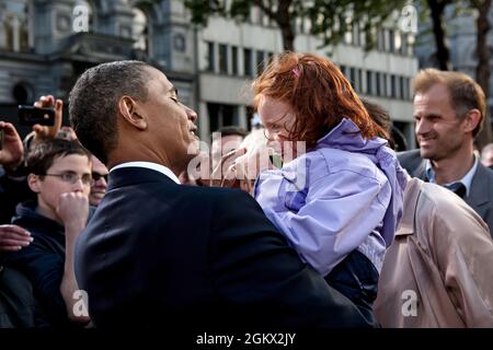 Il presidente Barack Obama saluta una bambina seguendo le sue osservazioni durante la celebrazione irlandese al College Green di Dublino, Irlanda, 23 maggio 2011. (Foto ufficiale della Casa Bianca di Pete Souza) questa fotografia ufficiale della Casa Bianca è resa disponibile solo per la pubblicazione da parte delle organizzazioni di notizie e/o per uso personale la stampa dal soggetto(i) della fotografia. La fotografia non può essere manipolata in alcun modo e non può essere utilizzata in materiali commerciali o politici, pubblicità, e-mail, prodotti, promozioni che in alcun modo suggeriscono l'approvazione o l'approvazione del presidente, della prima famiglia, Foto Stock