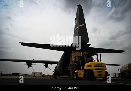 I membri del 75° Squadron Expeditionary Airlift trasferiscono il carico a bordo di un C-130J Super Hercules da Camp Lemonnier, Gibuti, ad un fuoribegge tattico in Africa orientale, 14 luglio 2021. Il 75° EAS sostiene la Joint Task Force - Corno d'Africa (CJTF-HOA) con evacuazioni mediche, soccorso in caso di calamità, operazioni umanitarie e airdrop. Foto Stock