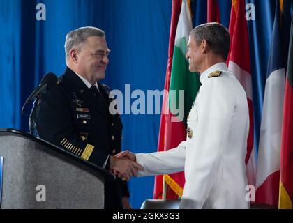 NORFOLK, Va. (15 luglio 2021) – Gen. Mark Milley, Presidente dei Capi di Stato maggiore e Vice ADM. Andrew Lewis, Comandante, Joint Force Command (JFC) Norfolk, scossa le mani durante la cerimonia per dichiarare la piena capacità operativa di JFC Norfolk a bordo della nave da assalto anfibia USS Kearsarge (LHD 3) il 15 luglio. JFC Norfolk è una forma di realizzazione operativa del ponte Trans-Atlantic. JFC Norfolk continuerà a mantenere la sicurezza delle linee strategiche di comunicazione tra l'Europa e il Nord America e fornirà deterrenza a qualsiasi potenziale avversario. Foto Stock