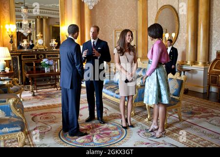 Il presidente Barack Obama e la prima signora Michelle Obama parlano con il Duca e la Duchessa di Cambridge nella Sala 1844 a Buckingham Palace a Londra, Inghilterra, 24 maggio 2011. (Foto ufficiale della Casa Bianca di Pete Souza) questa fotografia ufficiale della Casa Bianca è resa disponibile solo per la pubblicazione da parte delle organizzazioni di notizie e/o per uso personale la stampa dal soggetto(i) della fotografia. La fotografia non può essere manipolata in alcun modo e non può essere utilizzata in materiali commerciali o politici, pubblicità, e-mail, prodotti, promozioni che in alcun modo suggeriscono l'approvazione o l'approvazione del Preside Foto Stock