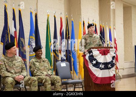 I primi leader dell'esercito, tra cui il primo comandante generale dell'esercito, il Gen. Antonio A. Agusto Jr., e il primo comando militare Sergente maggiore, il comando Sgt. John P. McDwyer, è entrato a far parte della leadership del Joint Manufacturing and Technology Center (JMTC) di Rock Island Arsenal per celebrare il servizio del comandante uscente di JMTC, il Colon. Martin J. Hendrix III, E per dare il benvenuto al comandante in arrivo di JMTC, il col. Shari R. Bennett, presso il Rock Island Arsenal’s Lock and Dam Lounge, Rock Island, Ill., il 15 luglio 2021. Foto Stock