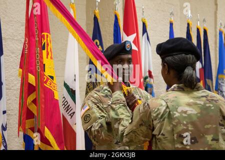 I primi leader dell'esercito, tra cui il primo comandante generale dell'esercito, il Gen. Antonio A. Agusto Jr., e il primo comando militare Sergente maggiore, il comando Sgt. John P. McDwyer, è entrato a far parte della leadership del Joint Manufacturing and Technology Center (JMTC) di Rock Island Arsenal per celebrare il servizio del comandante uscente di JMTC, il Colon. Martin J. Hendrix III, E per dare il benvenuto al comandante in arrivo di JMTC, il col. Shari R. Bennett, presso il Rock Island Arsenal’s Lock and Dam Lounge, Rock Island, Ill., il 15 luglio 2021. Foto Stock