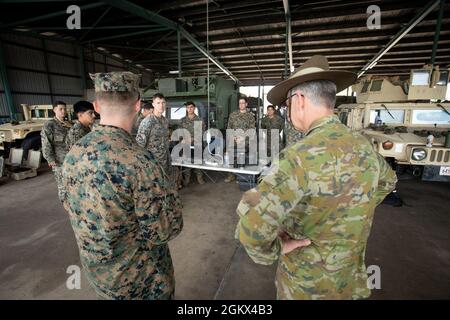 Il capo dell'esercito australiano Richard Burr, a destra, ascolta i marines degli Stati Uniti di un centro di direzione del fuoco brevemente le loro capacità con il capt. Del corpo marino degli Stati Uniti James Rockrohr, centro, un ufficiale di artiglieria da campo da Mike Battery, 1° battaglione, 7° reggimento marino (rinforzato), forza rotazionale marina - Darwin, Durante un tour a Robertson Barracks, NT, Australia, 15 luglio 2021. Burr è stato introdotto nell'elemento di comando di MRF-D, nell'elemento di combattimento a terra e nell'elemento di combattimento logistico durante un tour dell'artiglieria, del trasporto a motore e degli spazi di manutenzione utilizzati da MRF-D a Robertson Barracks. Durante il Th Foto Stock