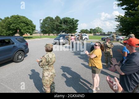 I membri del Team dover salutano e incoraggiano i coniugi e le famiglie dei membri del servizio schierati durante la cena delle famiglie schierate alla base dell'aeronautica militare di dover, Delaware, 15 luglio 2021. I gruppi provenienti da tutta la 436a Ala Airlift si alternano ad ospitare l'evento trimestrale per ringraziare i membri della famiglia mentre i loro cari sono schierati. Foto Stock