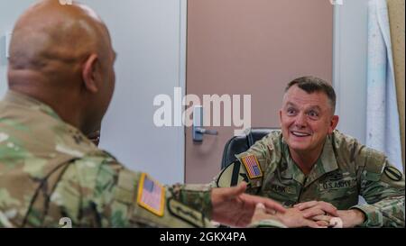 Personale Sgt. Steven Delafuente e Quanesha Barnet, Recruiter, U.S. Army Waco Recruiting Company, ricevono monete per conto del comando di addestramento e Dottrina dell'Esercito degli Stati Uniti (TRADOC) a Fort Hood, Texas, 15 luglio 2021. Il generale Paul E. Funk II, comandante del TRADOC, ha stabilito il riconoscimento come un modo per ricompensare i contributi straordinari di individui che sono orgogliosi di essere un recruiter, qualcuno che porta i soldati nelle file delle componenti di Active Duty, National Guard e Reserve. Foto Stock