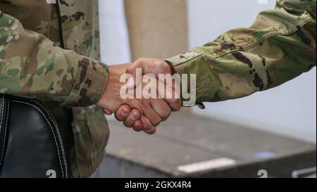 Personale Sgt. Steven Delafuente e Quanesha Barnet, Recruiter, U.S. Army Waco Recruiting Company, ricevono monete per conto del comando di addestramento e Dottrina dell'Esercito degli Stati Uniti (TRADOC) a Fort Hood, Texas, 15 luglio 2021. Il generale Paul E. Funk II, comandante del TRADOC, ha stabilito il riconoscimento come un modo per ricompensare i contributi straordinari di individui che sono orgogliosi di essere un recruiter, qualcuno che porta i soldati nelle file delle componenti di Active Duty, National Guard e Reserve. Foto Stock