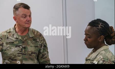 Personale Sgt. Steven Delafuente e Quanesha Barnet, Recruiter, U.S. Army Waco Recruiting Company, ricevono monete per conto del comando di addestramento e Dottrina dell'Esercito degli Stati Uniti (TRADOC) a Fort Hood, Texas, 15 luglio 2021. Il generale Paul E. Funk II, comandante del TRADOC, ha stabilito il riconoscimento come un modo per ricompensare i contributi straordinari di individui che sono orgogliosi di essere un recruiter, qualcuno che porta i soldati nelle file delle componenti di Active Duty, National Guard e Reserve. Foto Stock