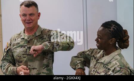 Personale Sgt. Steven Delafuente e Quanesha Barnet, Recruiter, U.S. Army Waco Recruiting Company, ricevono monete per conto del comando di addestramento e Dottrina dell'Esercito degli Stati Uniti (TRADOC) a Fort Hood, Texas, 15 luglio 2021. Il generale Paul E. Funk II, comandante del TRADOC, ha stabilito il riconoscimento come un modo per ricompensare i contributi straordinari di individui che sono orgogliosi di essere un recruiter, qualcuno che porta i soldati nelle file delle componenti di Active Duty, National Guard e Reserve. Foto Stock