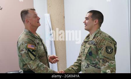 Personale Sgt. Steven Delafuente e Quanesha Barnet, Recruiter, U.S. Army Waco Recruiting Company, ricevono monete per conto del comando di addestramento e Dottrina dell'Esercito degli Stati Uniti (TRADOC) a Fort Hood, Texas, 15 luglio 2021. Il generale Paul E. Funk II, comandante del TRADOC, ha stabilito il riconoscimento come un modo per ricompensare i contributi straordinari di individui che sono orgogliosi di essere un recruiter, qualcuno che porta i soldati nelle file delle componenti di Active Duty, National Guard e Reserve. Foto Stock