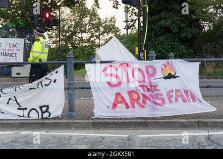 Excel London, 15 settembre 2021. Gli attivisti anti-guerra (fermare la fiera delle armi) protestano fuori dal centro Excel dove Londra ospita la più grande fiera delle armi, dal 14 al 17 settembre, per la difesa e la sicurezza Equipment International (DSEI). HMS Argyll (231) Type 23 'Duke' class fregate at Royal Victoria Dock Credit: Xiu Bao/Alamy Live News Foto Stock