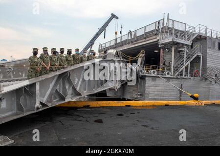 MANILA, FILIPPINE (14 luglio 2021) - la squadra Pacific Partnership 2021, guidata dal Capt. Jesus Rodriguez, sbarca la Spearhead-class spedizione veloce trasporto USNS Città di Bismarck (T-EPF-9). La città di Bismarck funge da piattaforma di missione per il Pacific Partnership 21. Pacific Partnership, ora nella sua sedicesima iterazione, riunisce le nazioni per prepararsi durante i periodi di calma a rispondere efficacemente in tempi di crisi. Ogni anno, il team di missione lavora insieme con i paesi ospitanti e partner per migliorare l'interoperabilità regionale e le capacità di risposta alle catastrofi, aumentare la sicurezza e lo stabilità Foto Stock