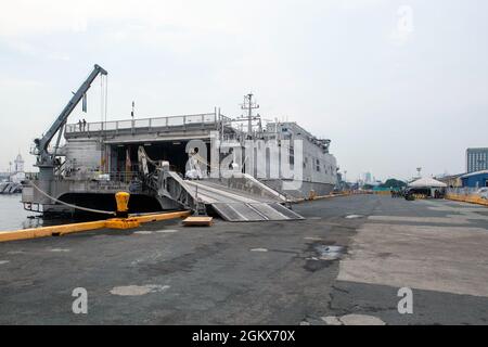 MANILA, FILIPPINE (14 luglio 2021) - il trasporto rapido spearhead-class USNS City di Bismarck (T-EPF-9) siede in prima linea dopo la consegna di personale e forniture per il Pacific Partnership 21. La città di Bismarck funge da piattaforma di missione per il Pacific Partnership 21. Pacific Partnership, ora nella sua sedicesima iterazione, riunisce le nazioni per prepararsi durante i periodi di calma a rispondere efficacemente in tempi di crisi. Ogni anno, il team di missione lavora insieme con i paesi ospitanti e partner per migliorare l'interoperabilità regionale e le capacità di risposta ai disastri, aumentare la sicurezza e le Foto Stock