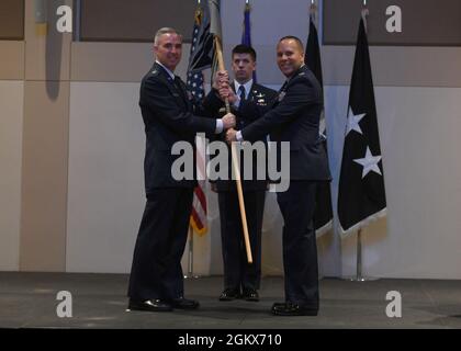 Il Colon Miguel Cruz, comandante in arrivo di Space Delta 4, riceve il guidon dal Gen. Stephen Whiting, comandante del comando operazioni spaziali, durante una cerimonia di cambio di comando alla base della forza spaziale di Buckley, Colon., 15 luglio 2021. Il passaggio della guidon è una tradizione militare che simboleggia un trasferimento di comando e commemora la leadership passata e il successo del comandante uscente. Foto Stock