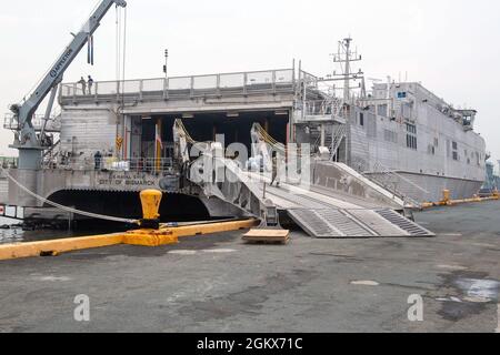 MANILA, FILIPPINE (14 luglio 2021) - il trasporto rapido spearhead-class USNS City di Bismarck (T-EPF-9) siede in prima linea dopo la consegna di personale e forniture per il Pacific Partnership 21. La città di Bismarck funge da piattaforma di missione per il Pacific Partnership 21. Pacific Partnership, ora nella sua sedicesima iterazione, riunisce le nazioni per prepararsi durante i periodi di calma a rispondere efficacemente in tempi di crisi. Ogni anno, il team di missione lavora insieme con i paesi ospitanti e partner per migliorare l'interoperabilità regionale e le capacità di risposta ai disastri, aumentare la sicurezza e le Foto Stock
