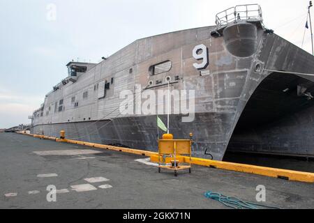 MANILA, FILIPPINE (14 luglio 2021) - il trasporto rapido spearhead-class USNS City di Bismarck (T-EPF-9) siede in prima linea dopo la consegna di personale e forniture per il Pacific Partnership 21. La città di Bismarck funge da piattaforma di missione per il Pacific Partnership 21. Pacific Partnership, ora nella sua sedicesima iterazione, riunisce le nazioni per prepararsi durante i periodi di calma a rispondere efficacemente in tempi di crisi. Ogni anno, il team di missione lavora insieme con i paesi ospitanti e partner per migliorare l'interoperabilità regionale e le capacità di risposta ai disastri, aumentare la sicurezza e le Foto Stock