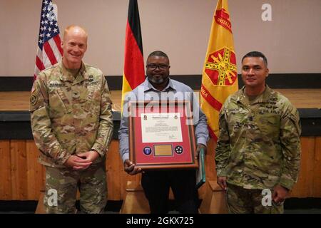 Da sinistra a destra stand USAG Baviera Comandante col. Christopher Danbeck, guarnigione risorse umane assistente Marlon S. Laidley e comando Sgt. Major Sebastian Camacho, 15 luglio 2021. Laidley ha ricevuto il premio Frederick E. Vollrath in occasione di una riunione della forza lavoro a tutte le mani. Foto Stock