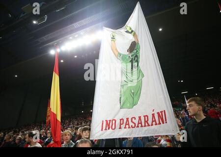 Liverpool, Inghilterra, 15 settembre 2021. I tifosi di Liverpool con un banner sul portiere Alisson Becker di Liverpool durante la partita UEFA Champions League ad Anfield, Liverpool. Il credito d'immagine dovrebbe essere: Nigel francese / Sportimage Foto Stock