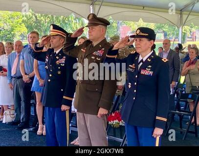 Il Comandante del Distretto di Baltimora entrante col. Estee S. Pinchasin (a destra) si trova accanto al Comandante e Ingegnere di Divisione di USACE, Divisione Nord Atlantico, Briga. Gen. Thomas J. Tickner, e il Comandante uscente del Distretto di Baltimora, col. John T. Litz, durante una cerimonia di cambio comando, 16 luglio 2021. Foto Stock