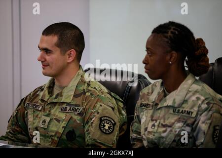 Personale Sgt. Steven Delafuente e Quanesha Barnet, Recruiter, U.S. Army Waco Recruiting Company, ricevono monete per conto del comando di addestramento e Dottrina dell'Esercito degli Stati Uniti (TRADOC) a Fort Hood, Texas, 15 luglio 2021. Il generale Paul E. Funk II, comandante del TRADOC, ha stabilito il riconoscimento come un modo per ricompensare i contributi straordinari di individui che sono orgogliosi di essere un recruiter, qualcuno che porta i soldati nelle file delle componenti di Active Duty, National Guard e Reserve. Foto Stock