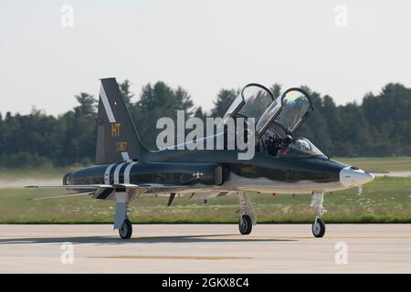 A US Air Force T-38 Talon, assegnato al 586esimo Flight Test Squadron, taxi giù una pista durante il Global Information Dominance Experiment 3, e architettura dimostrazione e Valutazione 5, presso Alpena Combat Training Center, Alpena, Michigan, 16 luglio 2021. Il North American Aerospace Defense Command e il U.S. Northern Command, NORAD e USNORTHCOM, in collaborazione con tutti i 11 comandi Combatant, hanno guidato il terzo di una serie di esperimenti di dominio delle informazioni globali progettati per sviluppare rapidamente le capacità necessarie per aumentare le opzioni di deterrenza in competizione e crisi attraverso un dato- Foto Stock