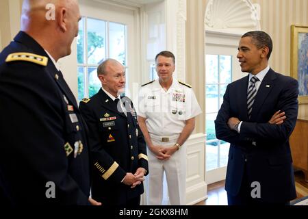 Il Presidente Barack Obama parla con, da sinistra, il Gen. Ray odierno, il Gen. Martin Dempsey e l'Ammiraglio James 'sandy' Winnefeld nell'Ufficio ovale, 29 maggio 2011. Il Presidente nominò poi il Gen. Dempsey come Presidente dei Capi congiunti, l'Ammiraglio Winnefeld come Vice Presidente dei Capi congiunti e il Gen. Odierno come Capo di Stato maggiore dell'Esercito. (Foto ufficiale della Casa Bianca di Pete Souza) questa fotografia ufficiale della Casa Bianca è resa disponibile solo per la pubblicazione da parte delle organizzazioni di notizie e/o per uso personale la stampa dal soggetto(i) della fotografia. La fotografia non può essere manipolata in un Foto Stock