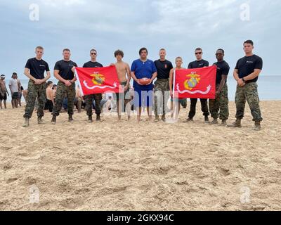 Reclutatori del corpo Marino degli Stati Uniti con Recruiting Station Lansing, conducono un allenamento in spiaggia ad alta intensità con gli atleti delle scuole superiori locali al Pere Marquette Park, Muskegon, Michigan, 16 luglio 2021. I recruiters hanno creato questo allenamento per sfidare le limitazioni personali preconcepite dei partecipanti. Foto Stock