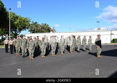 I marinai della Marina Medicine Readiness and Training Command Pearl Harbor stanno in formazione prima della cerimonia di scrocking il 16 luglio 2021 presso la Branch Health Clinic Ambulance Bay, Joint base Pearl Harbor, Hawaii. Foto Stock