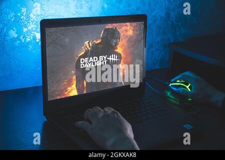 Dead by Daylight è un videogioco di horror di sopravvivenza asimmetrico. Videogioco per computer. Uomo giocare video gioco su laptop Foto Stock