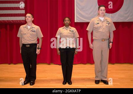 YOKOSUKA, Giappone (16 luglio 2021) da sinistra a destra, Gunner’s Mate 1st Class Gasper pena, Master-at-Arms 1st Class Mionca Tomlinson e Chief Master-at-Arms Andrew Burnett posano per una foto dopo aver ricevuto il distintivo di marcia militare norvegese dall'ambasciata norvegese durante una cerimonia di premiazione tenutasi in Comandante, Fleet Activities Teatro della flotta di Yokosuka (CFAY). All'evento internazionale hanno partecipato quattro marinai della CFAY e 30 membri del servizio statunitense, rappresentanti la base aerea Yokota, le forze degli Stati Uniti, il Giappone e la forza spaziale statunitense. Da oltre 75 anni CFAY ha fornito, mantenuto e operato Foto Stock