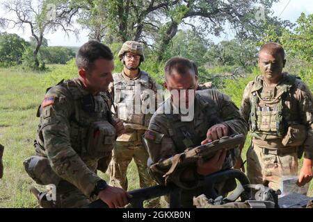 FORT HOOD, Texas -- 1st Lt. Brice Holmes, residente di Nashville, Tenn. E il leader del plotone scout della truppa della Guardia Nazionale del Tennessee e della sede centrale, 2nd Squadron, 278th Armored Cavalry Regiment, Spiega un piano di missione di screening ai membri del suo plotone durante l'exportable Combat Training Capability (XCTC) 21-03 a Fort Hood, Texas, il 16 luglio 2021. Foto Stock