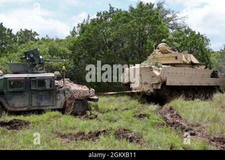 FORT HOOD, Texas -- i membri della sede centrale della Guardia Nazionale del Tennessee e la truppa della sede centrale, 2nd Squadron, 278th Armored Cavalry Regiment recuperano un veicolo bloccato durante exportable Combat Training Capability (XCTC) 21-03 a Fort Hood, Texas, il 16 luglio 2021. Foto Stock