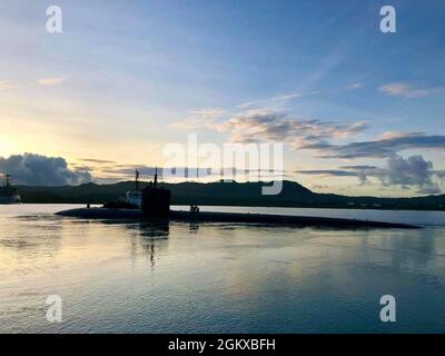 PORTO DI APRA (17 luglio 2021). Il sottomarino ad attacco rapido USS Key West (SSN 722) di classe Los Angeles parte dalla base navale statunitense Guam per un'implementazione regolarmente programmata. Key West sta conducendo attività di sorveglianza, formazione e altre missioni critiche nell'area operativa della 7a flotta degli Stati Uniti. Foto Stock