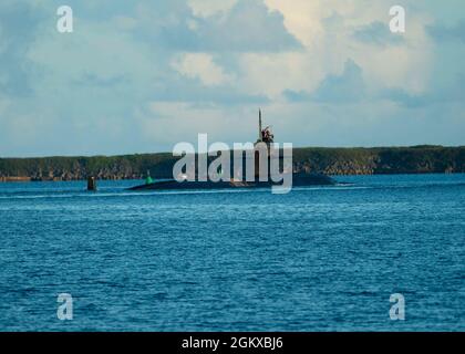 PORTO DI APRA (17 luglio 2021). Il sottomarino ad attacco rapido USS Key West (SSN 722) di classe Los Angeles parte dalla base navale statunitense Guam per un'implementazione regolarmente programmata. Key West sta conducendo attività di sorveglianza, formazione e altre missioni critiche nell'area operativa della 7a flotta degli Stati Uniti. Foto Stock