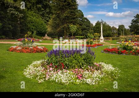 Regno Unito, Inghilterra, Cheshire, Congleton, letti floreali con piante colorate in Public Park – vincitore del premio Regular Britain in Bloom Foto Stock